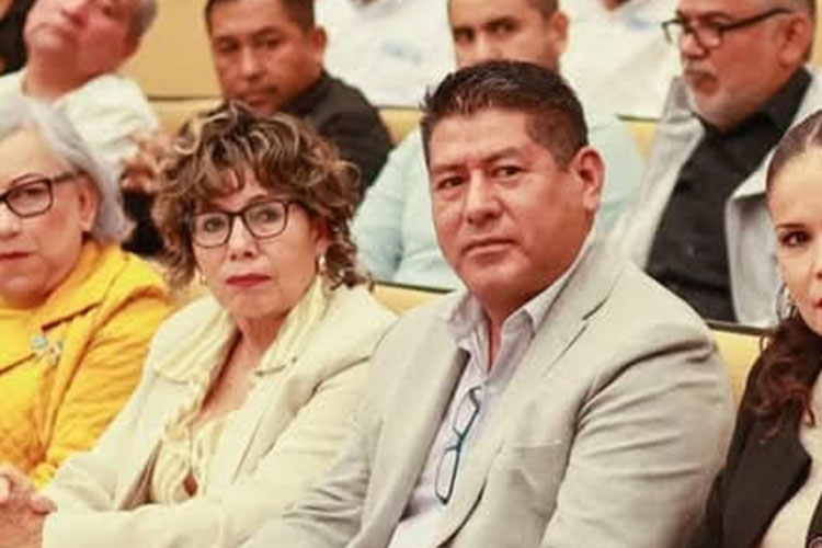 Silvia Casas descarta renunciar; Badillo, despedido
