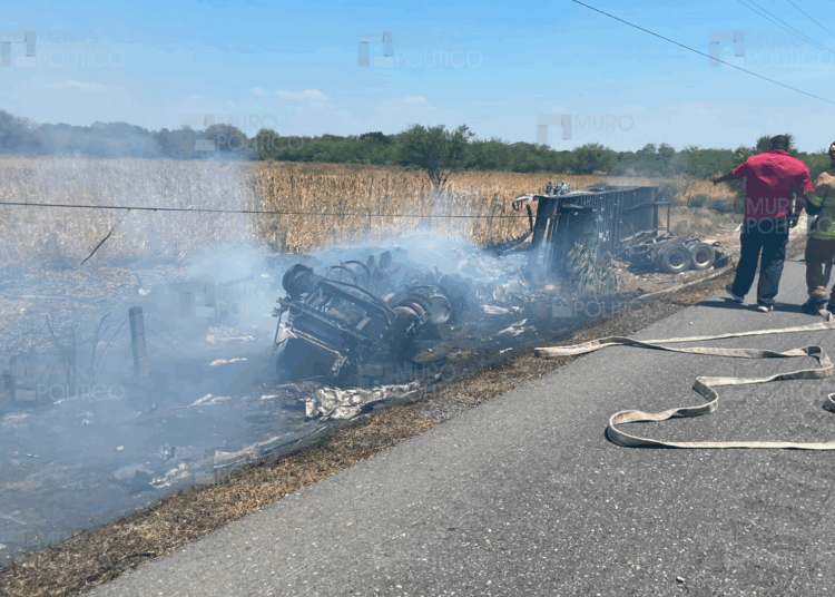 Trailero vuelca y muere calcinado