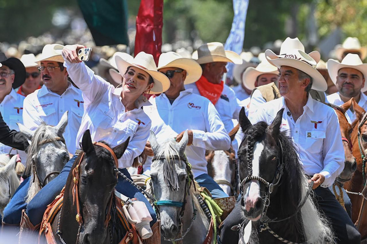 Carmen Lilia se suma a la cabalgata de la unidad