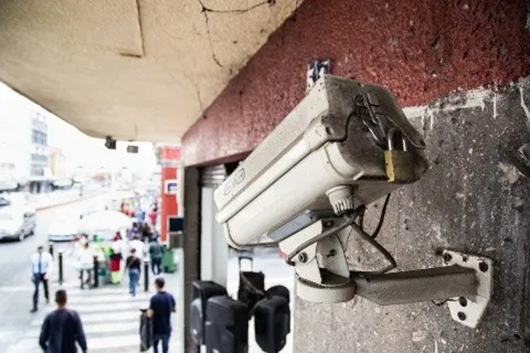 Camina Gattás en calles de Victoria llevando soluciones