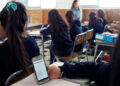 Celulares invaden aulas; 92% de alumnos los usa