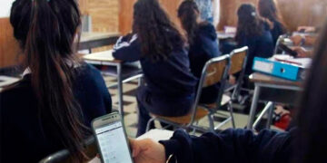 Celulares invaden aulas; 92% de alumnos los usa