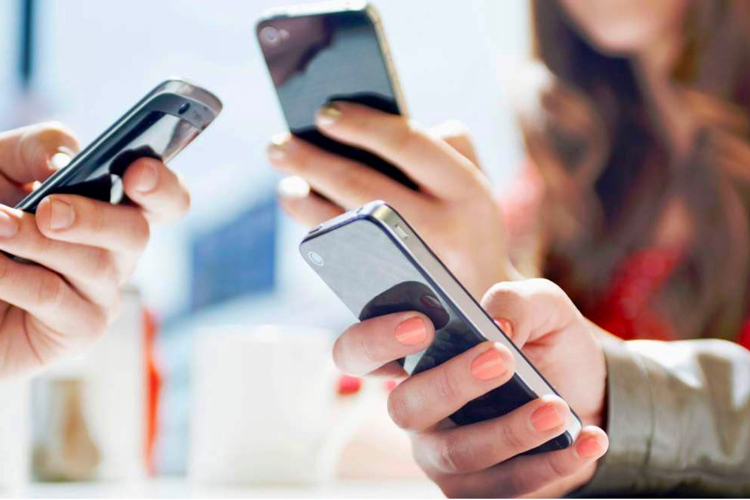 Padres denuncian exclusión del debate sobre celulares