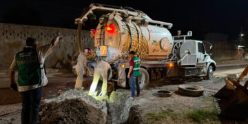 Atiende COMAPA y Obras Públicas daño en tubería de la colonia Loma Alta