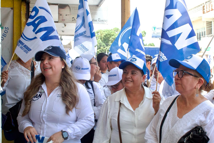 Celebra Patty Chío a Adultos Mayores de la Estancia Segura del DIF