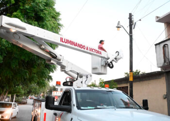 Agiliza camión-pluma trabajos en el cambio de luminarias