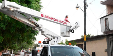Agiliza camión-pluma trabajos en el cambio de luminarias