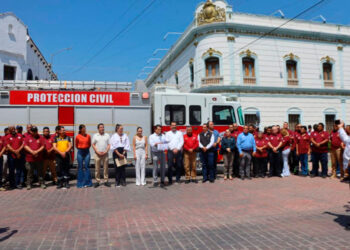 En el marco del Día del Bombero, Lalo Gattás entrega gran camión equipado