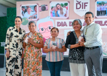 Festejan Lucy y Lalo a las abuelitas de Casas Club del Adulto Mayor
