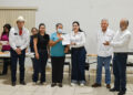 Entrega Patty Chío cartas de liberación de adeudos a campesinos