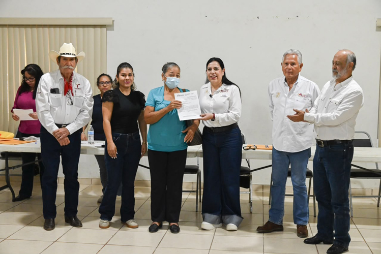 Entrega Patty Chío cartas de liberación de adeudos a campesinos