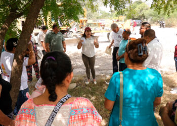 Inicia Patty Chío trabajos de mejoramiento en el camino al Huastequillo