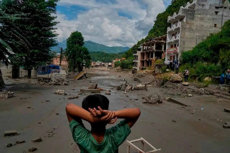 Van 160 muertos y cientos de desaparecidos en Nepal y China