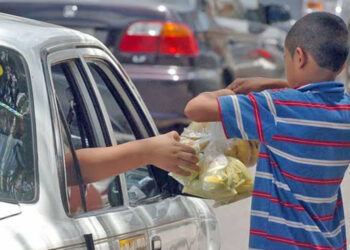 Camina Gattás en calles de Victoria llevando soluciones