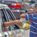 Camina Gattás en calles de Victoria llevando soluciones