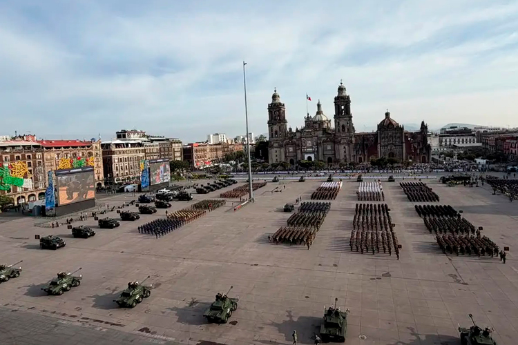 Sheinbaum encabeza desfile con histórico despliegue aéreo