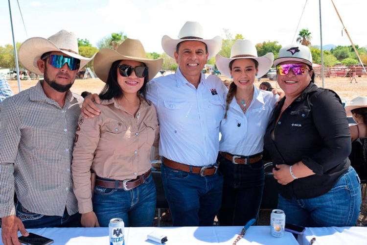 Celebran Lucy y Lalo Gattás con familias el 89 aniversario de Santa Librada