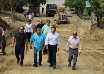 Supervisa Lalo Gattás construcción de calles de concreto hidráulico