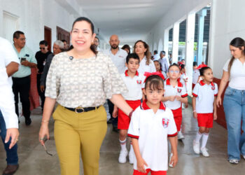 Continúa Patty Chío la tarea de transformar las escuelas
