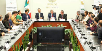 Senado aprieta a bancadas, pero gasta en equipo