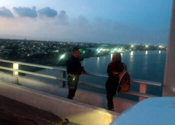 Guardia Estatal evita tragedia sobre Puente Tampico