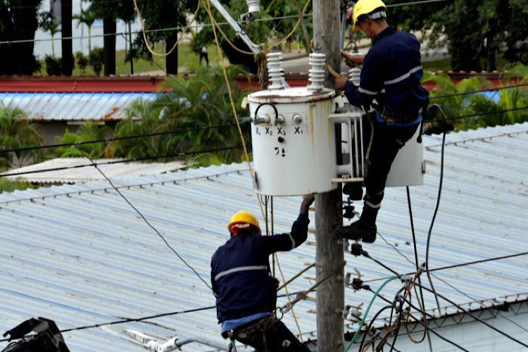 Buscan tarifas eléctricas menores para 14 municipios