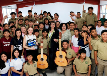 Blanca Anzaldúa entrega guitarras a estudiantes victorenses