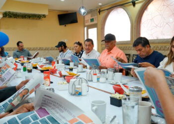Carlos de Anda escucha a comerciantes de NLD