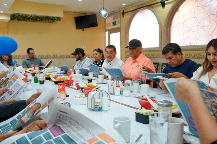 Carlos de Anda escucha a comerciantes de NLD