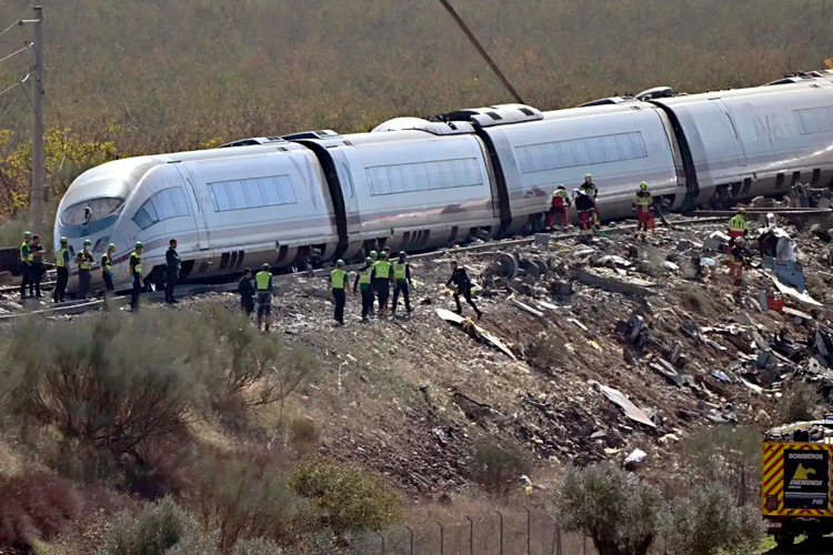 Choque de trenes en españa; suman 68 muertos