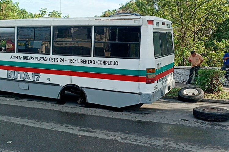 ¡De milagro! Microbús pierde dos llantas
