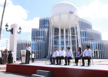 Américo y Carmen Lilia abren una ventana hacia las estrellas en Nuevo Laredo