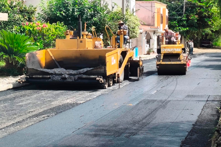 Pavimentación y bacheo de calles en Victoria no se detiene
